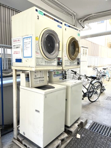 スカイコート西日暮里のその他共用部分|敷地内にコインランドリーが完備されており、忙しい日常でも便利にご利用いただけます。