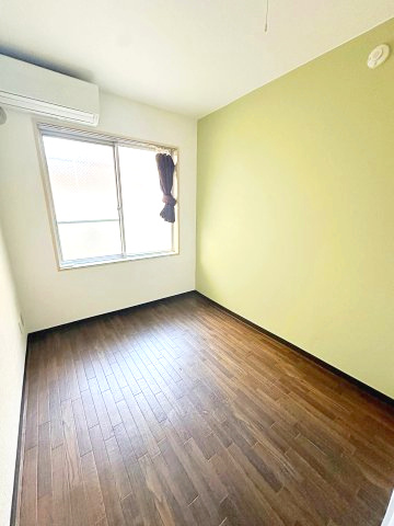 スカイコート西日暮里の洋室|柔らかな色合いのクロスで温かみのある空間を演出します。