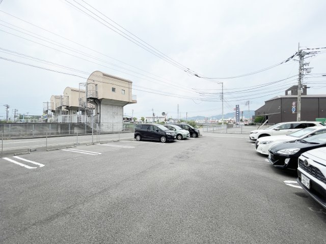 徳島市山城西４丁目のアパートの駐車場