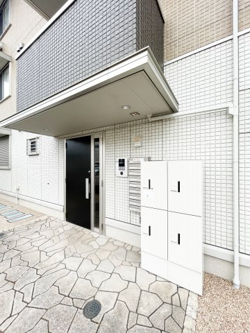 徳島市山城西４丁目のアパートのエントランス