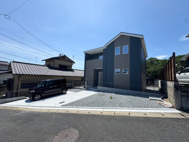 ーBloomーブルームー小倉南区若園3丁目1期　【小倉南区　新築戸建て】の駐車場|4台分の駐車スペースが魅力。家族用＋来客用に便利　【小倉南区　新築戸建て】