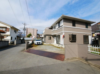 【前面道路含む現地写真】 | リフォーム済みの建物・日当たりの良さ等を是非ご覧ください。