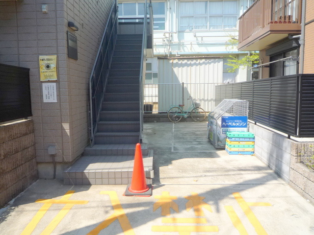 シェルム旭２　のエントランス|★敷地内の駐輪スペースとゴミ集積所★