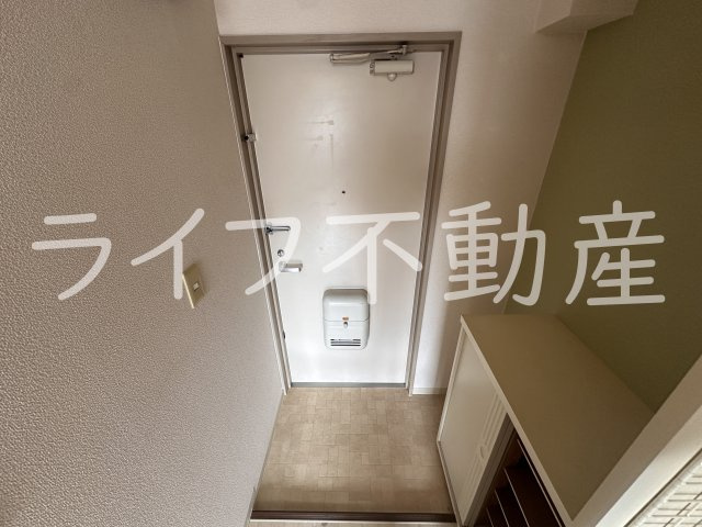 ハイツ八戸ノ里の玄関