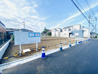 【前面道路含む現地写真】 | 交通量の少ない落ち着いた閑静な住宅街となります。お好きなハウスメーカーで限定６家族が想い描くキャンバスを広げてお待ちしております。