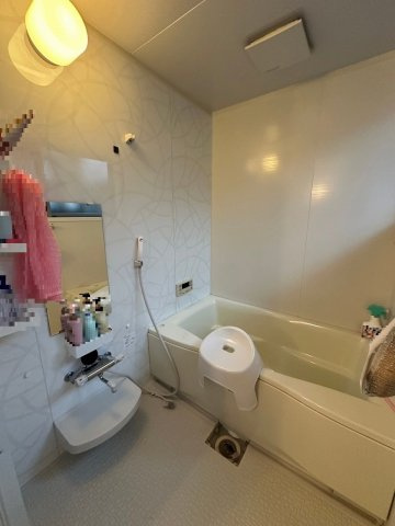 一戸建　宇治市伊勢田町井尻の浴室|窓があり換気がしやすい浴室