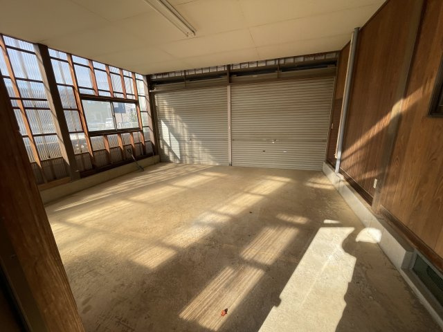 成田本城戸建ての駐車場|シャッター付き車庫