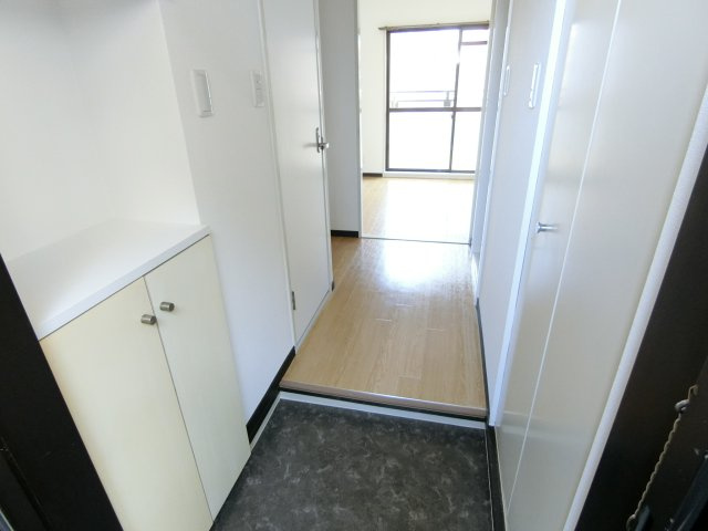 レファインド春日野道の玄関|収納もある玄関です