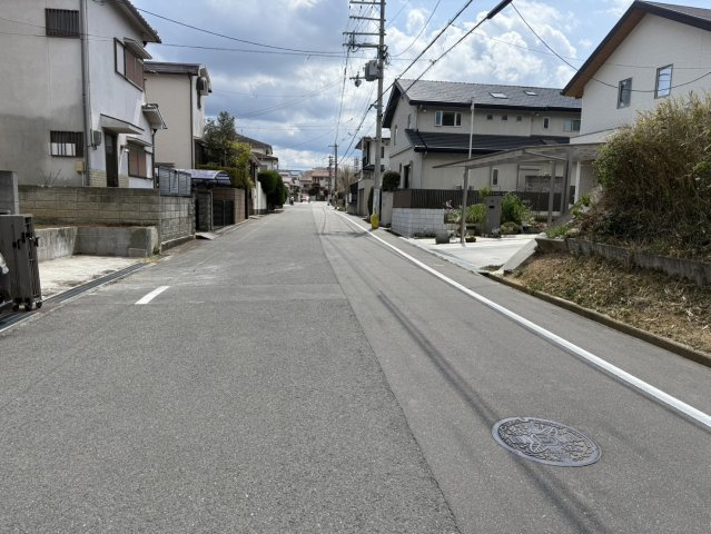岸和田市上松町　条件なし土地の前面道路含む現地写真|上松台住宅地内。　静かな住環境です♪