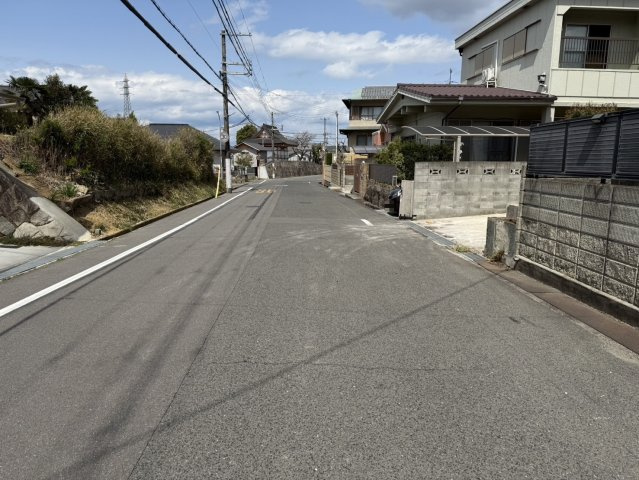 岸和田市上松町　条件なし土地の前面道路含む現地写真|閑静な住宅地内。　近くに公園もございます♪