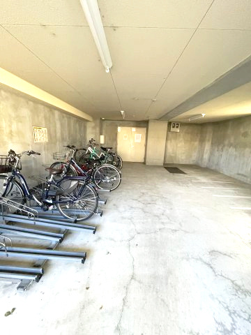 ルミエール交野の駐車場