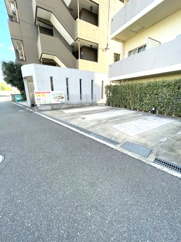 ルミエール交野の駐車場