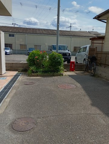 売土地　大東市氷野4丁目(建築条件無し上物有)の前面道路含む現地写真