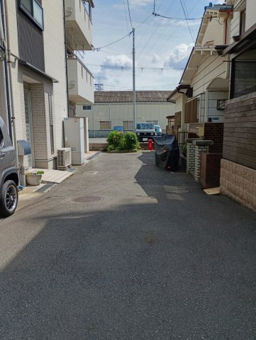 売土地　大東市氷野4丁目(建築条件無し上物有)の前面道路含む現地写真
