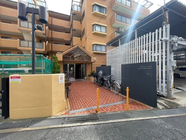 ロイヤルヒルズ待兼山のエントランス