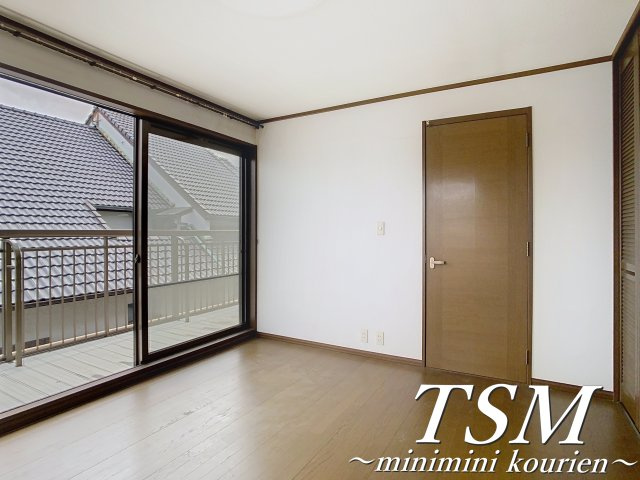 東香里南町貸家の洋室