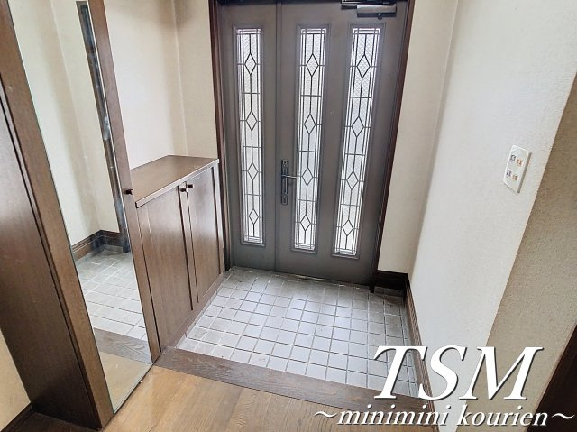 東香里南町貸家の玄関