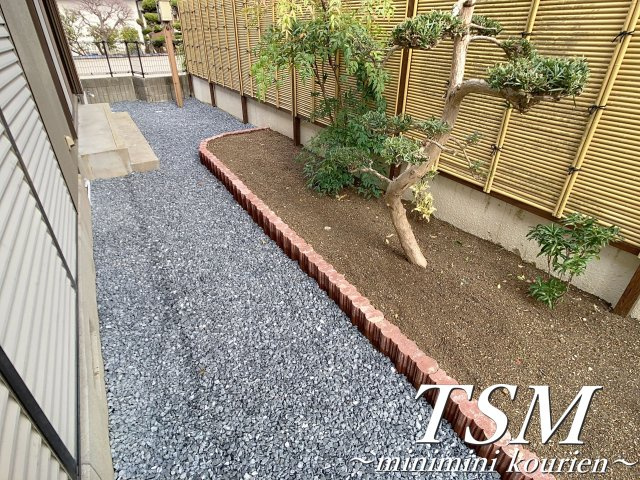 東香里南町貸家の庭