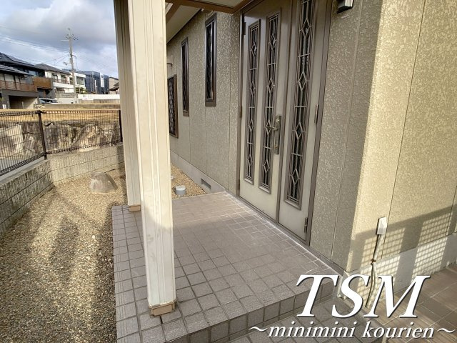 東香里南町貸家のエントランス