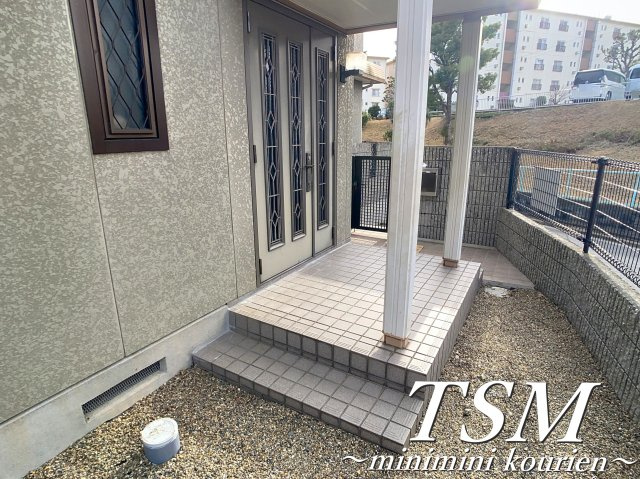 東香里南町貸家のエントランス