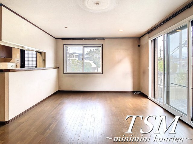 東香里南町貸家の居間・リビング