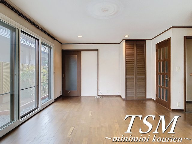 東香里南町貸家の居間・リビング