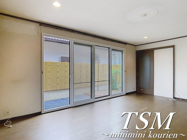 東香里南町貸家の居間・リビング