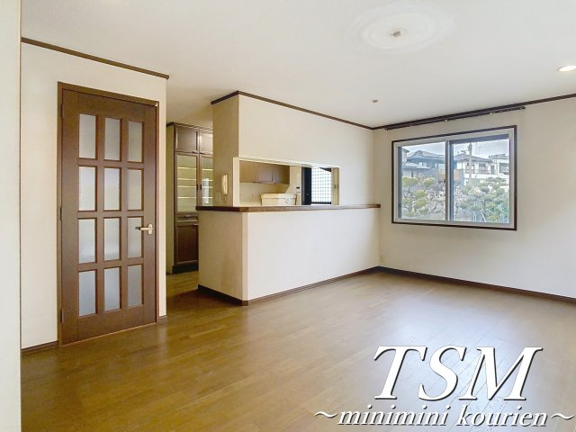 東香里南町貸家の居間・リビング