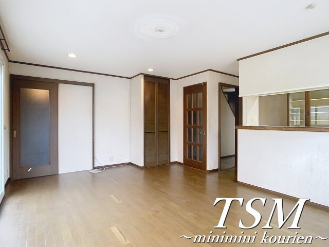 東香里南町貸家の居間・リビング