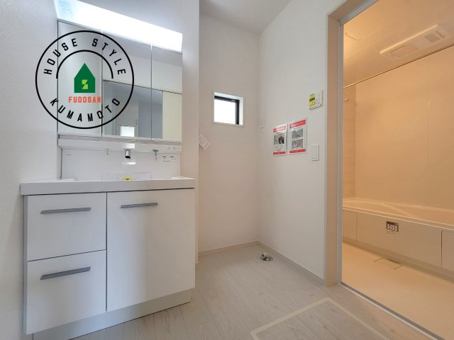 熊本市北区清水新地3丁目第1-1棟（1号棟）　の脱衣所|ゆとりの洗面スペースで朝の身支度もスムーズに。暮らしを快適に変えるシャワー付洗面台です！