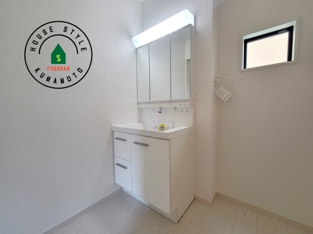 熊本市北区清水新地3丁目第1-1棟（1号棟）　の独立洗面台|毎日使うものだから清潔な空間を保ちたい水回り。洗面にはそんな願いを解消させてくれる収納アイデアが満載です。三面鏡の裏側にはキャビネットが現れ小物から背の高い物まで収納できます。