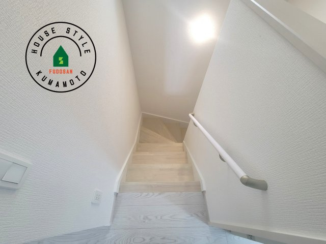 熊本市北区清水新地3丁目第1-1棟（1号棟）　の内装|＜手すり付階段＞手すりがないと階段の昇り降りで危険なことはもちろん、壁に手をつきながら歩くことで壁紙が汚れやすくなります。すべての方に快適に昇り降りしていただくため、手すりを設置しました。