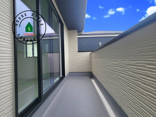 熊本市北区清水新地3丁目第1-1棟（1号棟）　のバルコニー|風をしっかりと感じられるバルコニーでは、毎日が洗濯日和です。広々としているので洗濯も楽しくなるでしょうし、気分転換にバルコニーからの眺めを楽しむのもいいでしょう。