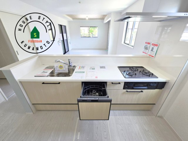 熊本市北区清水新地3丁目第1-1棟（1号棟）　のキッチン|ご家族を近くに感じられる対面キッチンのLDK。会話もはずみそうですね。