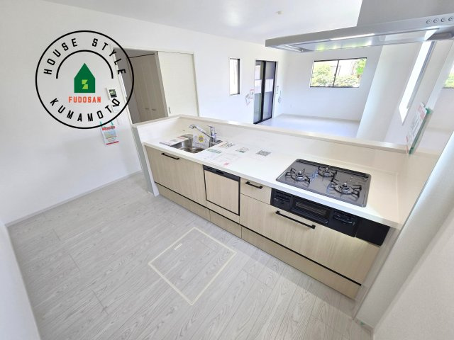 熊本市北区清水新地3丁目第1-1棟（1号棟）　のキッチン|明るいキッチン作業スペースを多くとりました。ご夫婦でキッチンに立っても調理がしやすい広さです。食器類もすっきりと片付く収納は魅力的です。