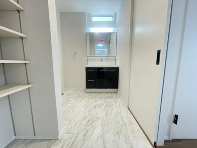 【独立洗面台】 | 沖縄市美里6丁目（全9棟）11・12号棟 | 11号棟　三面鏡付き洗髪洗面化粧台♪可動棚付き♪