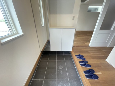 【玄関】 | 沖縄市美里6丁目（全9棟）11・12号棟 | 11号棟　十分な収納付き玄関♪