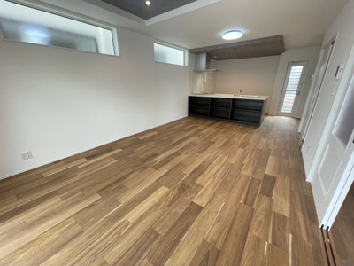 【居間・リビング】 | 沖縄市美里6丁目（全9棟）11・12号棟 | 11号棟　LDK18帖♪カウンター下収納付き♪