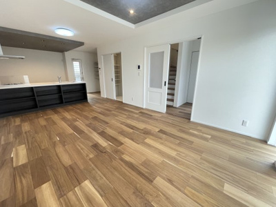 【居間・リビング】 | 沖縄市美里6丁目（全9棟）11・12号棟 | 11号棟　LDK18帖♪カウンター下収納付き♪