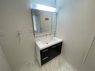 【独立洗面台】 | 沖縄市美里6丁目（全9棟）11・12号棟 | 11号棟　三面鏡付き洗髪洗面化粧台♪