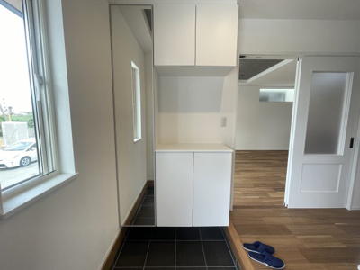 【玄関】 | 沖縄市美里6丁目（全9棟）11・12号棟 | 11号棟　十分な収納付き玄関♪