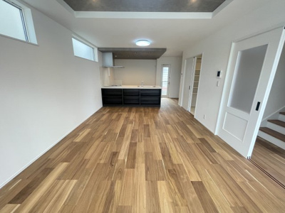 【居間・リビング】 | 沖縄市美里6丁目（全9棟）11・12号棟 | 11号棟　LDK18帖♪カウンター下収納付き♪