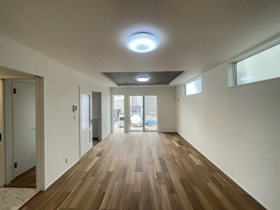 【居間・リビング】 | 沖縄市美里6丁目（全9棟）11・12号棟 | 11号棟　LDK18帖♪カウンター下収納付き♪