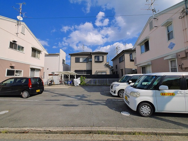 オリエント四条Bの駐車場