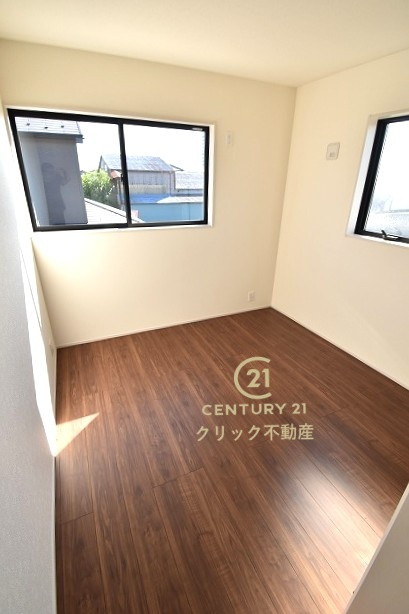 リーブルガーデン  笠間市旭町　第12　2の洋室|二面窓は採光に優れお部屋を明るく照らします。２面の窓から景色が見えるので開放感があり、通風も良く快適にお過ごしいただけます。