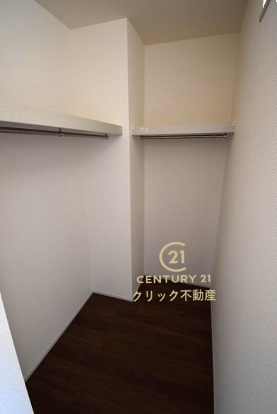 リーブルガーデン  笠間市旭町　第12　2の収納|人気のウォークインクローゼット配備。服だけでなく、帽子やバッグなどもまとめて管理することができます。おしゃれが楽しくなりますね♪