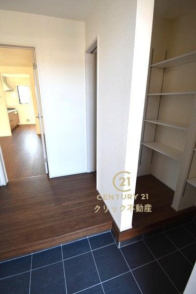 リーブルガーデン  笠間市旭町　第12　2の玄関|SIC配備。靴の他、雨具、防災用品、スポーツ用品等を置くのもいいですね。オープンタイプの可動棚は置きたい物に合わせて自由な使い方ができます。