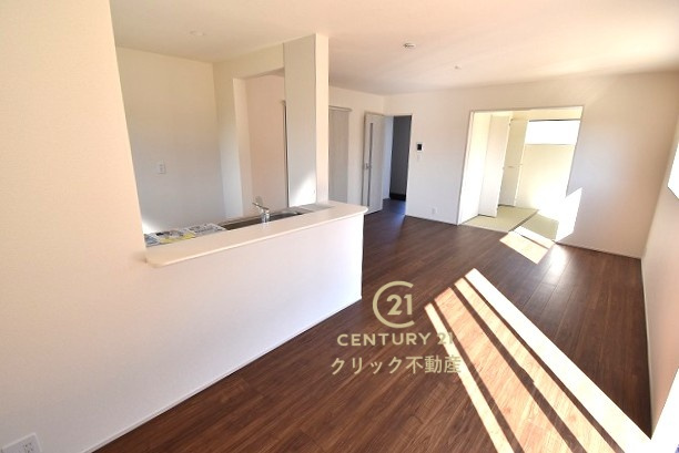 リーブルガーデン  笠間市旭町　第12　2の居間・リビング|おしゃれな家具やカーテンもより映える明るいリビングです。ソファーを置いてもまだまだ余裕の広さ♪ お好みのインテリアで至福の時間をお楽しみください！