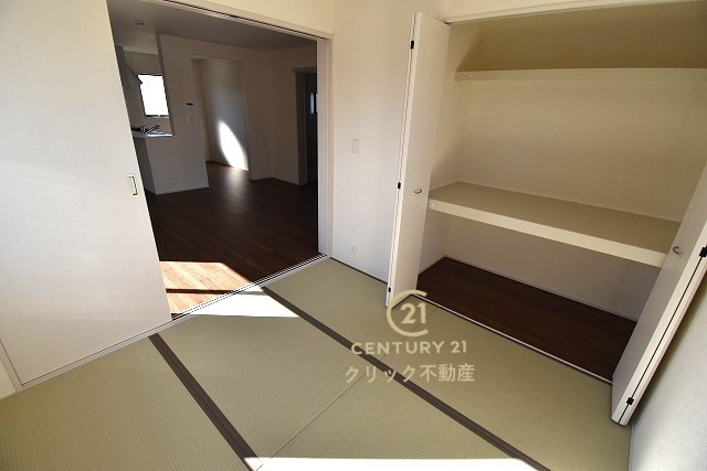 リーブルガーデン  笠間市旭町　第12　2の和室|ペタンと座ったり寝転んだりできる和室はキッズルームにもピッタリ！お子様の遊ぶ様子やお昼寝をリビングから見守れます。たっぷりの収納スペースも嬉しいです。