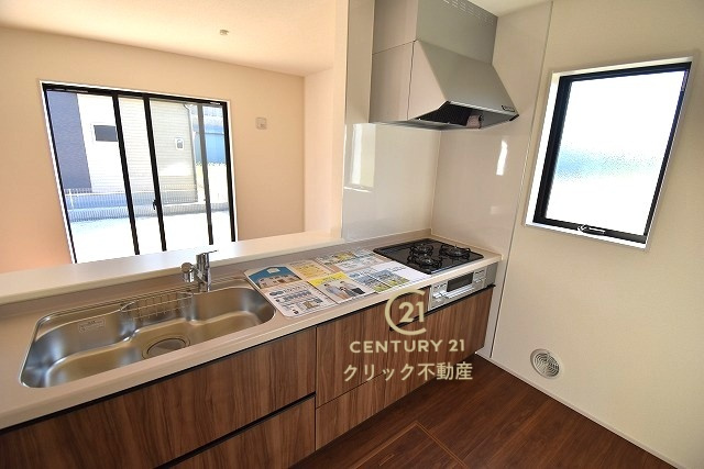 リーブルガーデン  笠間市旭町　第12　2のキッチン|対面式システムキッチンは料理中や後片づけの間も会話が楽しめ、家族に一体感が生まれます。十分な広さのキッチンなら、家族での分担作業もはかどりそう！